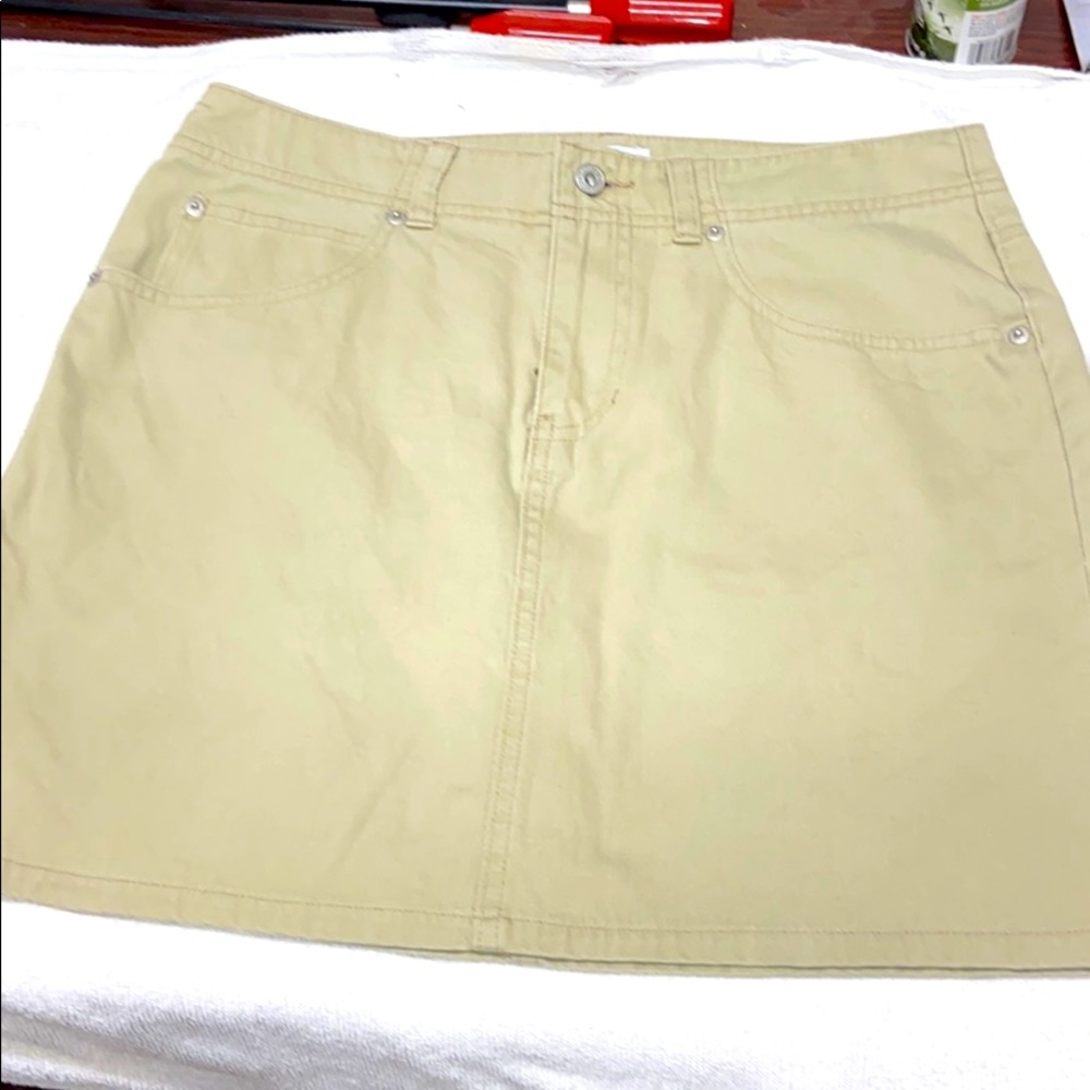 Ladies Gap mini skirt, like new!